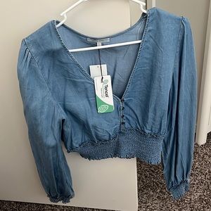 Cute V-neck crop top NWT